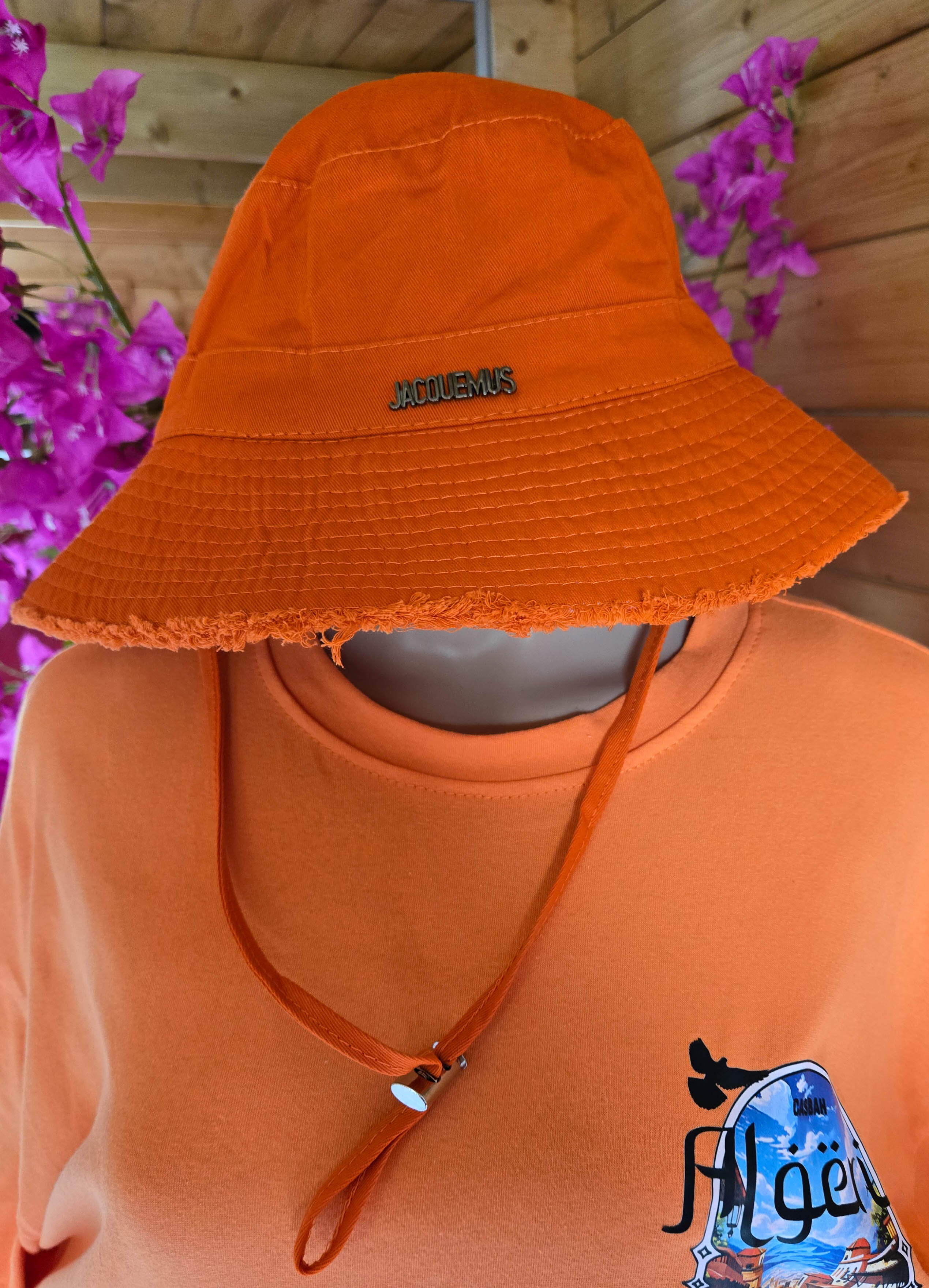 Bob unisexe jacquemus orange éclatant avec logo brodé et cordon réglable en tissu léger