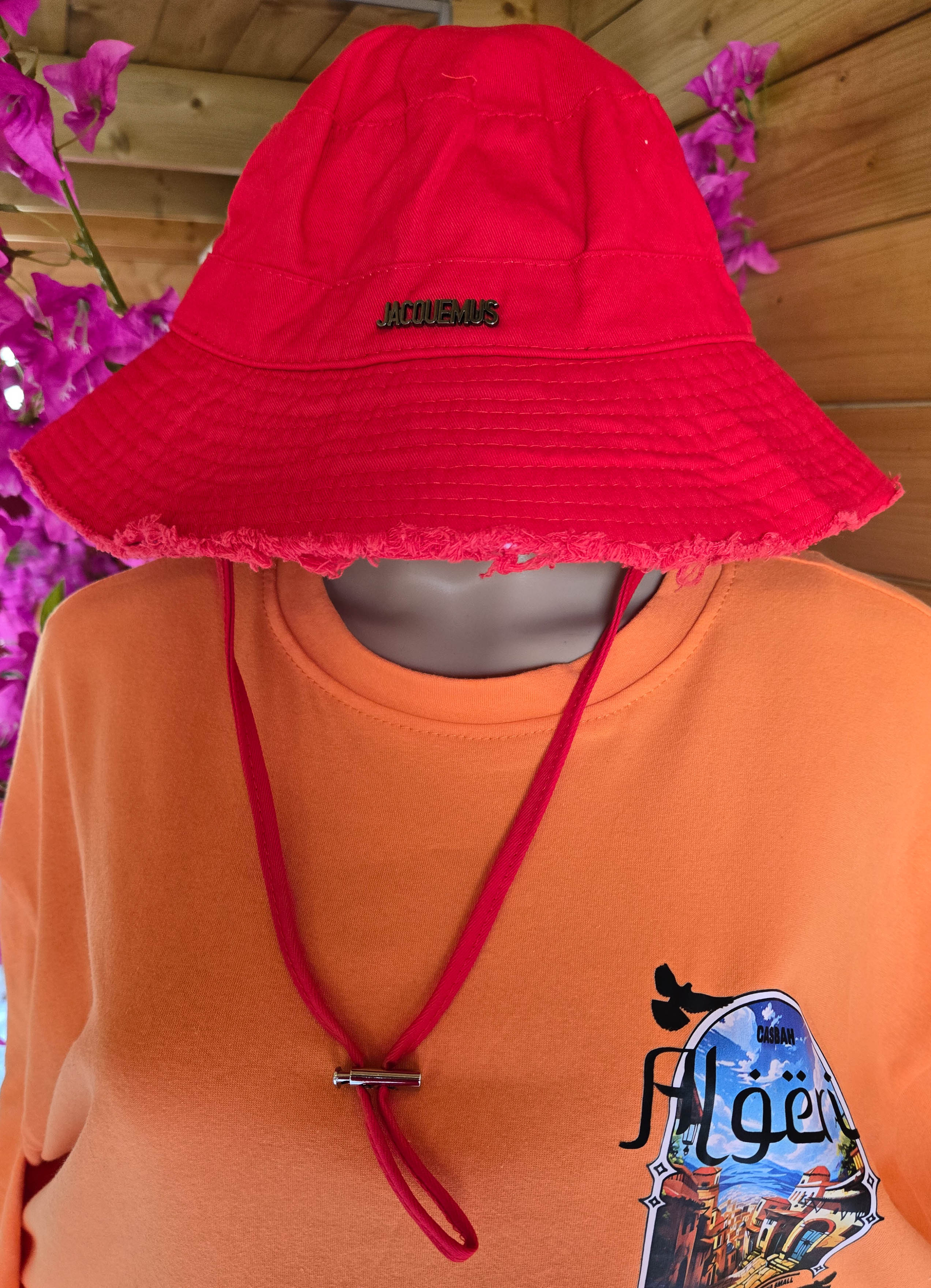 Bob unisexe jacquemus red en rouge vif avec bordure effilochée porté sur un mannequin