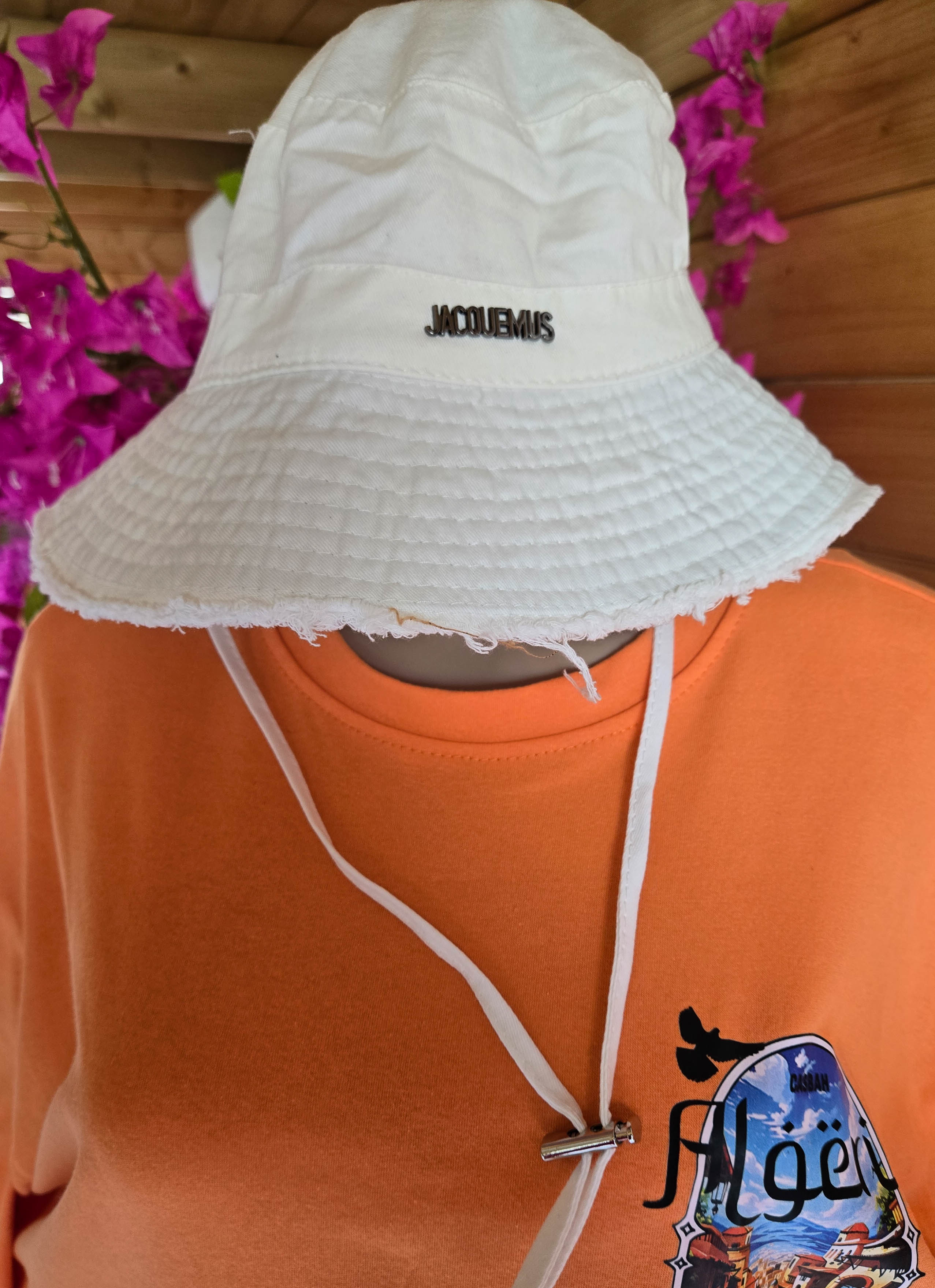 Bob unisexe Jacquemus white blanc pur en coton avec cordon de serrage et logo brodé