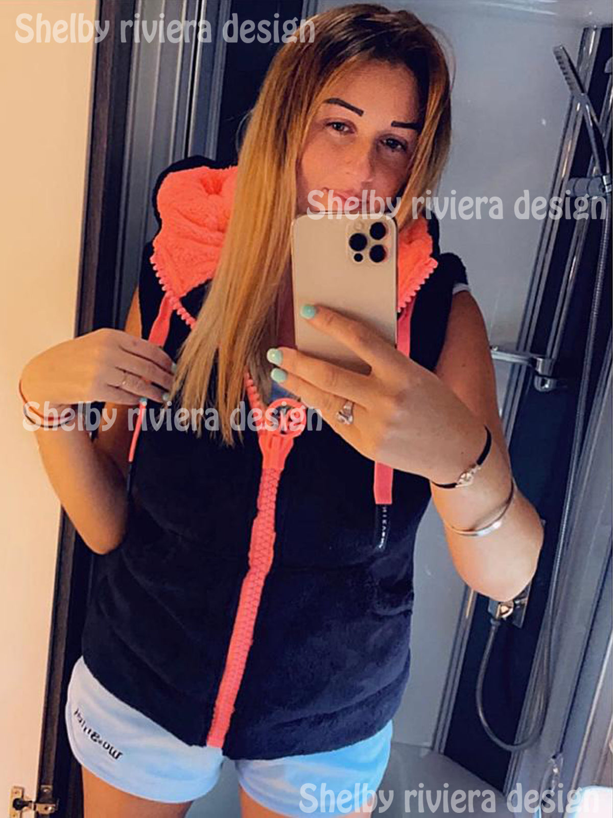 Polaire Nirvana Femme Model Koh Lanta bleu marine et corail avec capuche portée par une femme